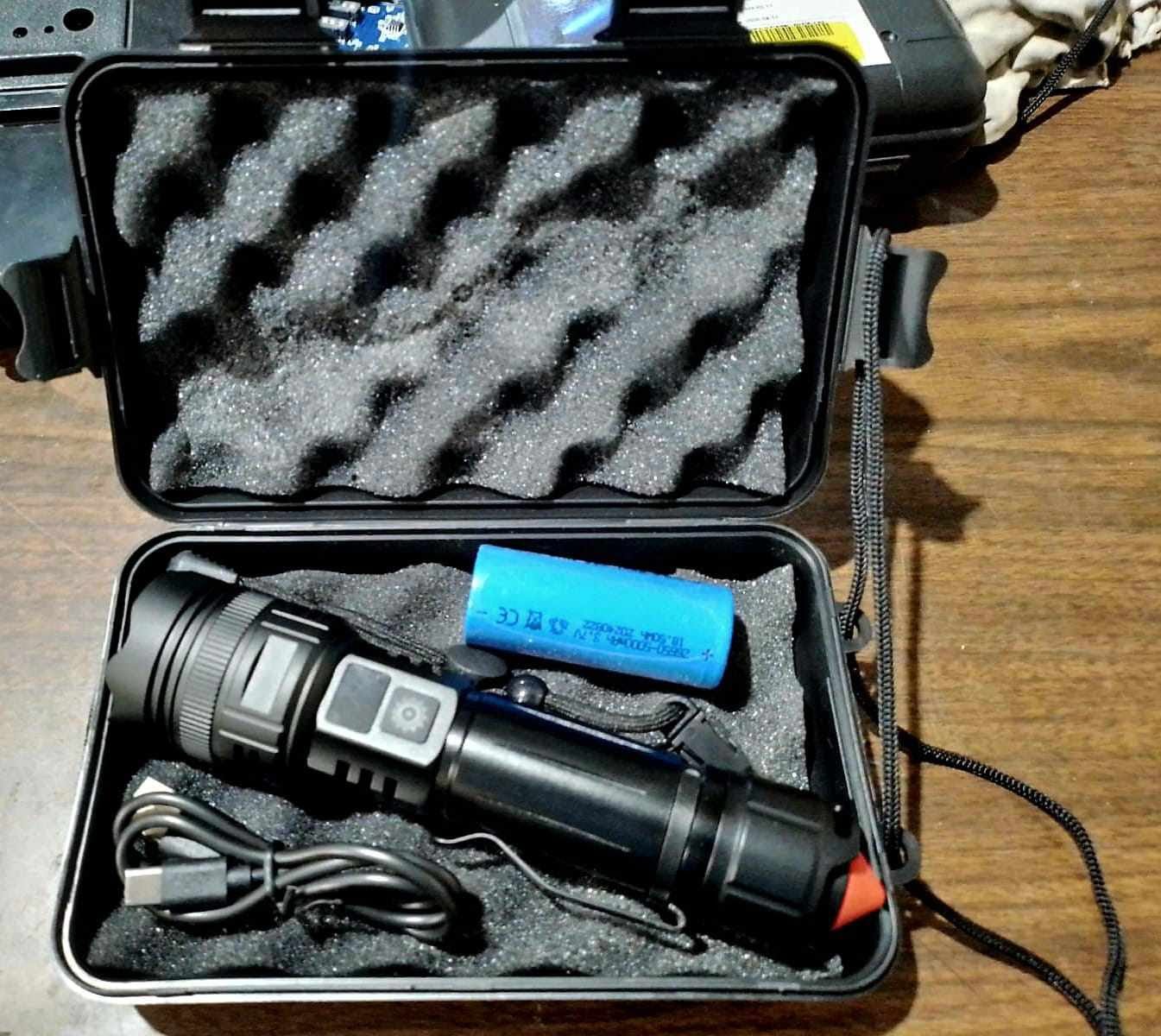 Lampara tactica recargable USB-C